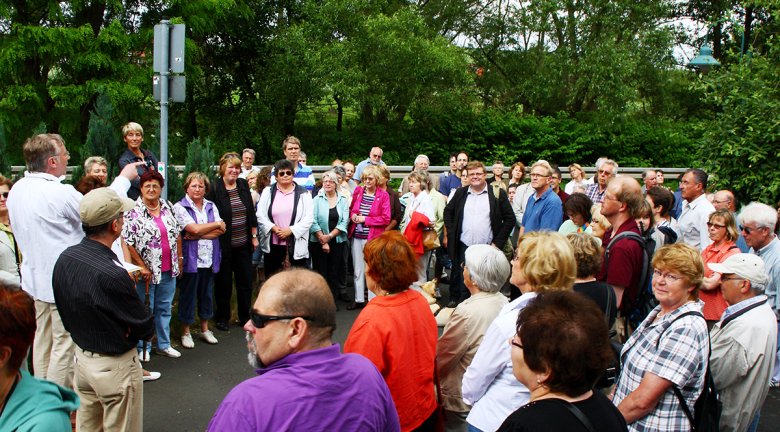 Menschgruppe bei der Eröfffnung des Rundweges