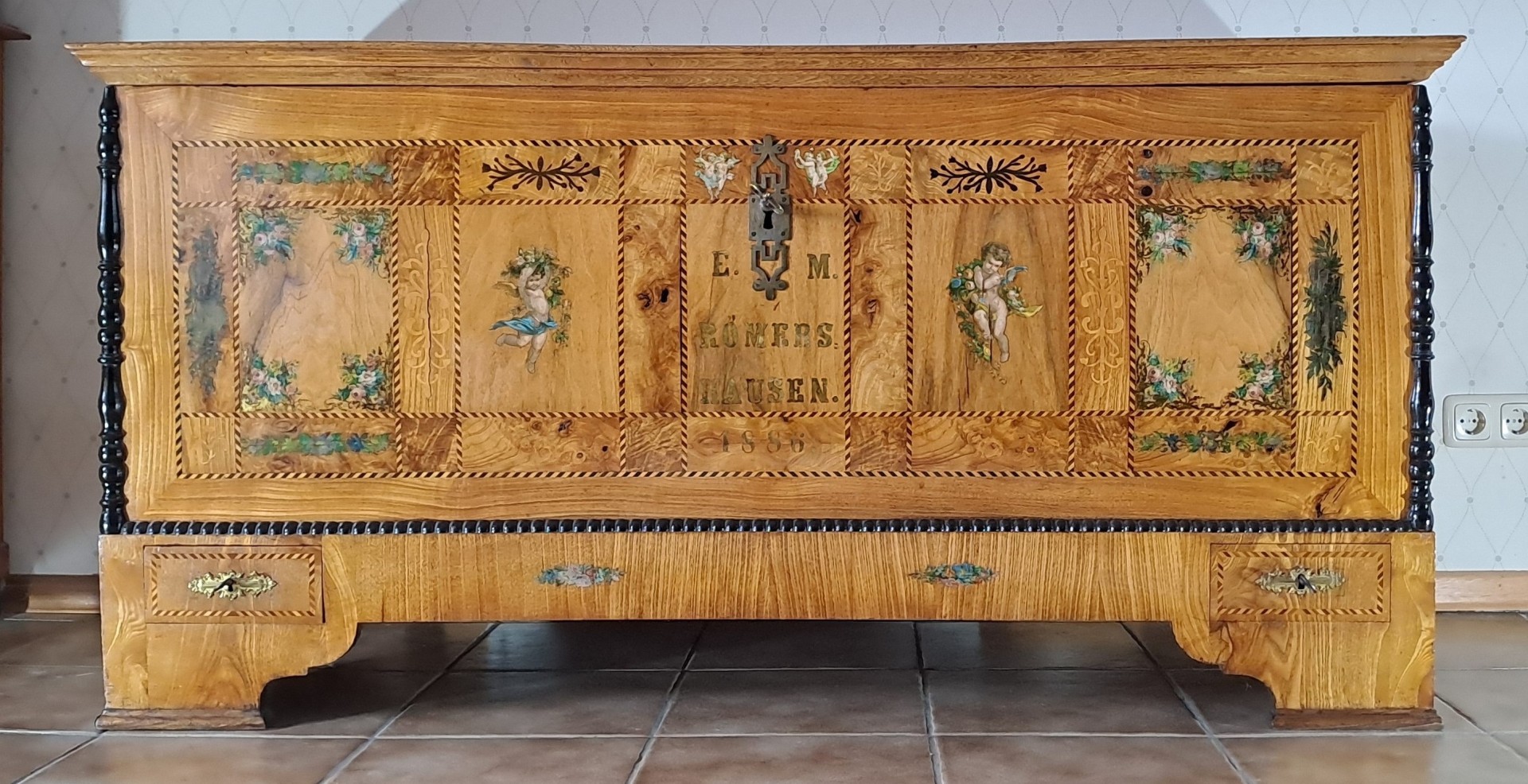 Truhe von 1886, Raum Gladenbach Truhe von 1886, Raum Gladenbach