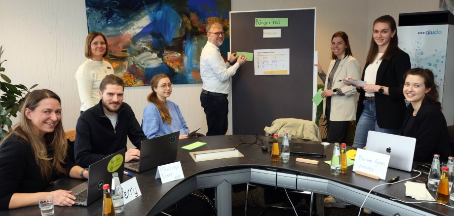 Gemeinsam mit den externen Beratungsfirmen „Zebralog“ und „Imap“, die den Prozess rund um den neuen Bürgerrat begleiten, haben Landrat Jens Womelsdorf und Mitarbeitende des Fachdienstes Partizipation, Ehrenamt und Sport das Beteiligungsformat „Ehrenamt – Engagiert im Dialog“ vorbereitet.