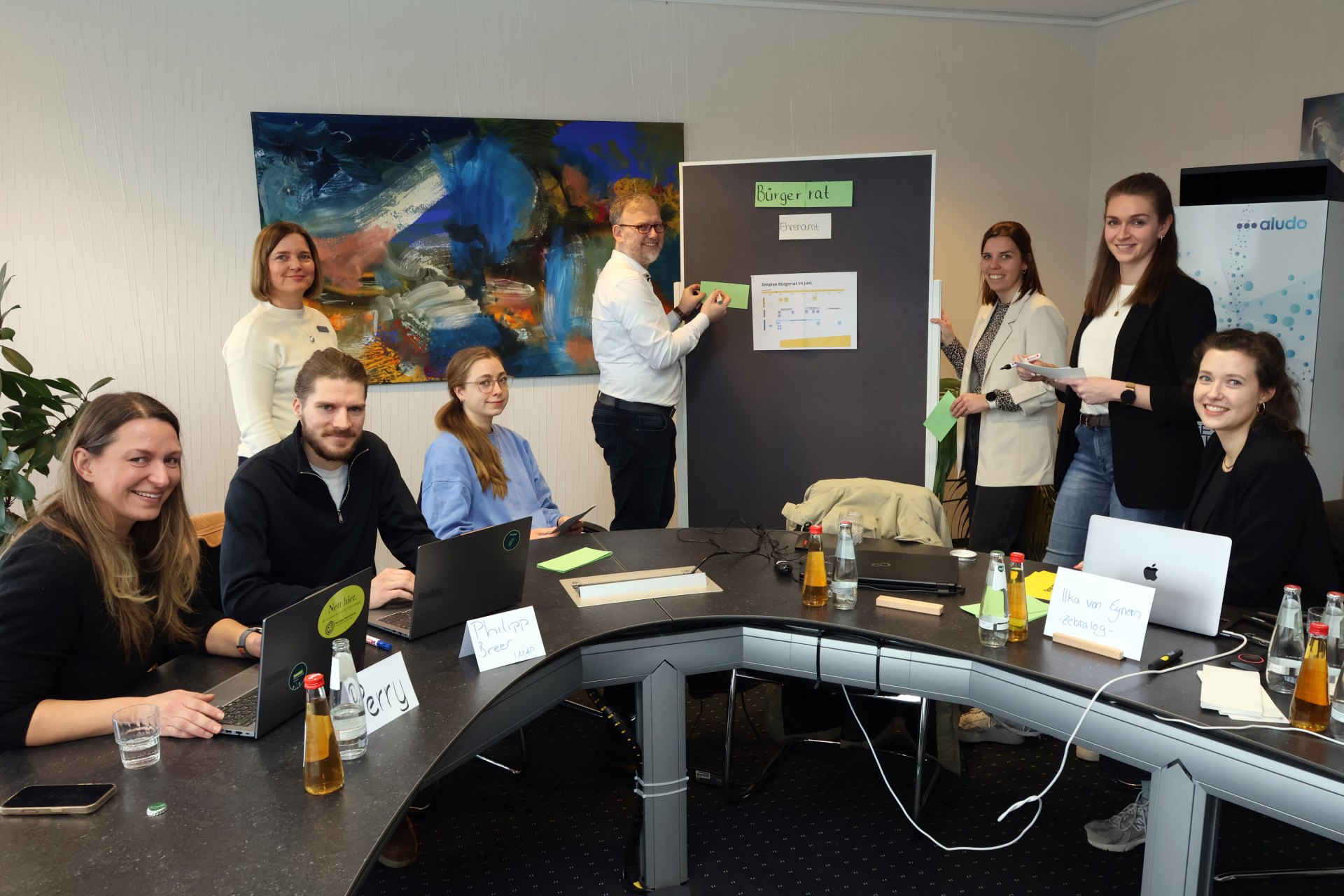 Gemeinsam mit den externen Beratungsfirmen „Zebralog“ und „Imap“, die den Prozess rund um den neuen Bürgerrat begleiten, haben Landrat Jens Womelsdorf und Mitarbeitende des Fachdienstes Partizipation, Ehrenamt und Sport das Beteiligungsformat „Ehrenamt – Engagiert im Dialog“ vorbereitet.