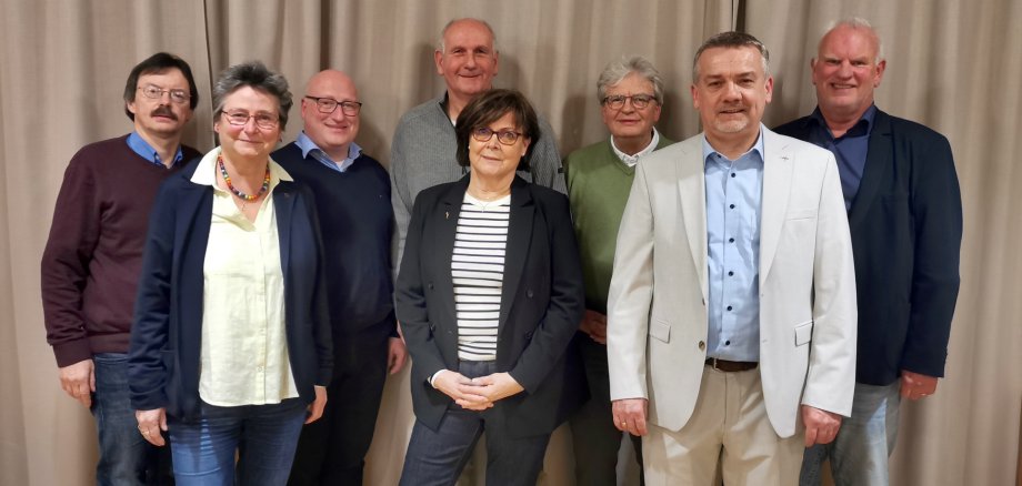 Der neue Kirchenvorstand des evangelischen Kirchenkreises Kirchhain (von links nach rechts): Gunter Martin (Kirchhain), Pfarrerin Sandra Niemann von der Gemeinde Goßfelden-Sarnau, die zur stellvertretenden Dekanin gewählt wurde, der neue Präses der Synode Dr. Jens Ried (Cölbe), Manfred Peter (Betziesdorf), Emmi Katharina Frenzl (Kirchhain), Burkhard Viehl (Niederasphe), Dekan Jens Heller und Pfarrer Thomas Peters (Stadtallendorf). Nicht auf dem Bild: Ilona Schaub (Erksdorf).