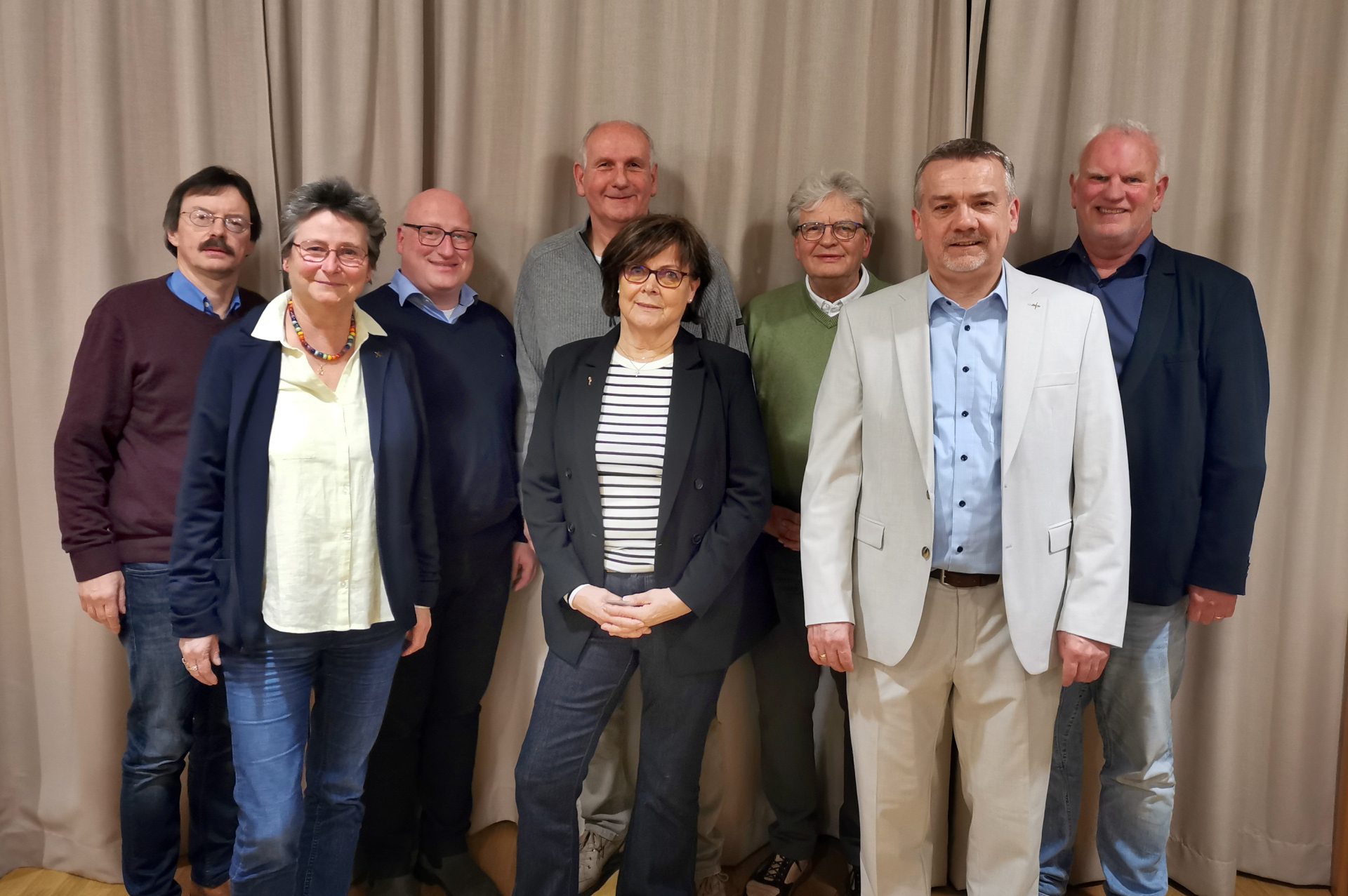 Der neue Kirchenvorstand des evangelischen Kirchenkreises Kirchhain (von links nach rechts): Gunter Martin (Kirchhain), Pfarrerin Sandra Niemann von der Gemeinde Goßfelden-Sarnau, die zur stellvertretenden Dekanin gewählt wurde, der neue Präses der Synode Dr. Jens Ried (Cölbe), Manfred Peter (Betziesdorf), Emmi Katharina Frenzl (Kirchhain), Burkhard Viehl (Niederasphe), Dekan Jens Heller und Pfarrer Thomas Peters (Stadtallendorf). Nicht auf dem Bild: Ilona Schaub (Erksdorf).