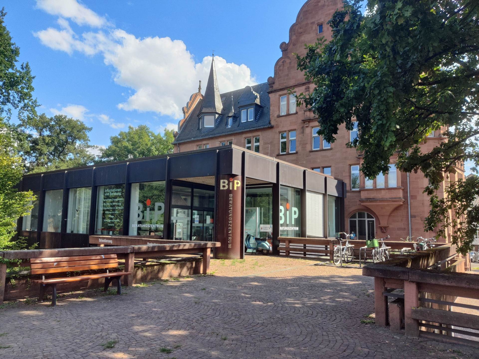 Mitte: An drei Orten im Kreis bietet der Landkreis Marburg-Biedenkopf in gemeinsamer Trägerschaft mit den Pflege- und Krankenkassen Beratung zum Thema Pflege an. Hier ist der Pflegestützpunkt Mitte in Marburg zu sehen.
