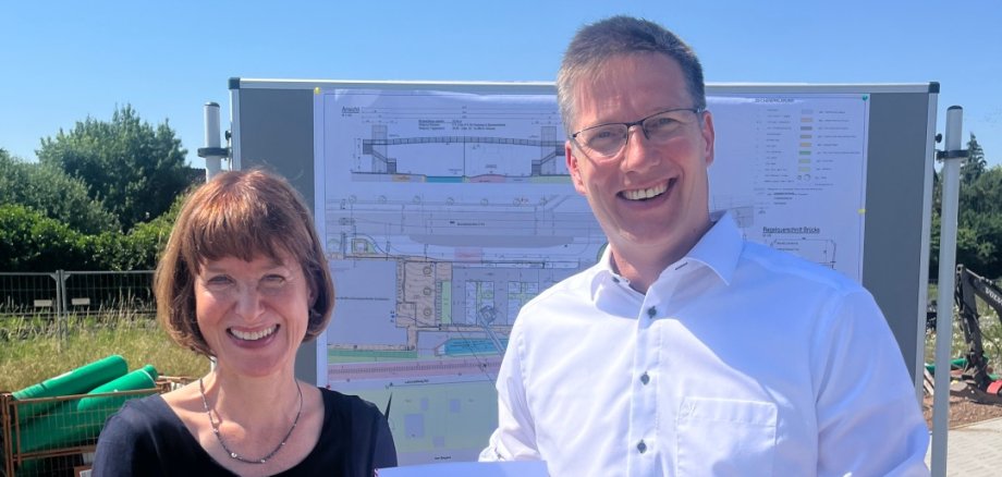Sozialministerin Heike Hofmann übergibt Förderbescheid für die Errichtung der Bahnbrücke Goßfelden in Lahntal Sozialministerin Heike Hofmann übergibt Förderbescheid für die Errichtung der Bahnbrücke Goßfelden in Lahntal