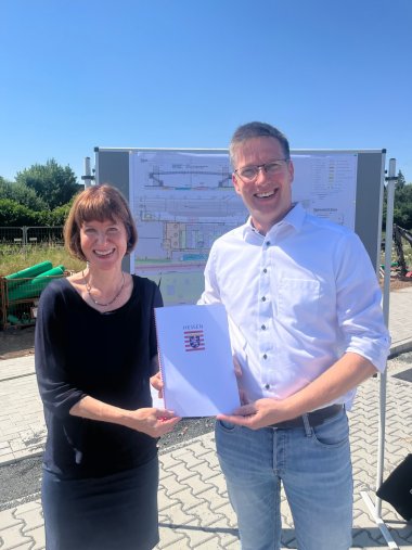 Sozialministerin Heike Hofmann übergibt Förderbescheid für die Errichtung der Bahnbrücke Goßfelden in Lahntal Sozialministerin Heike Hofmann übergibt Förderbescheid für die Errichtung der Bahnbrücke Goßfelden in Lahntal