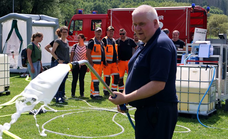 „Afrikanische Schweinepest“ Bild zeigt Vorbeugende Maßnahmen gegen die „Afrikanische Schweinepest“: Wilfried Eucker vom GABC-Zug des Landkreises demonstriert Teile der Desinfektionsanlage an der Kläranlage in Biedenkopf-Wallau. Mit dieser Anlage können Fahrzeuge desinfiziert werden.