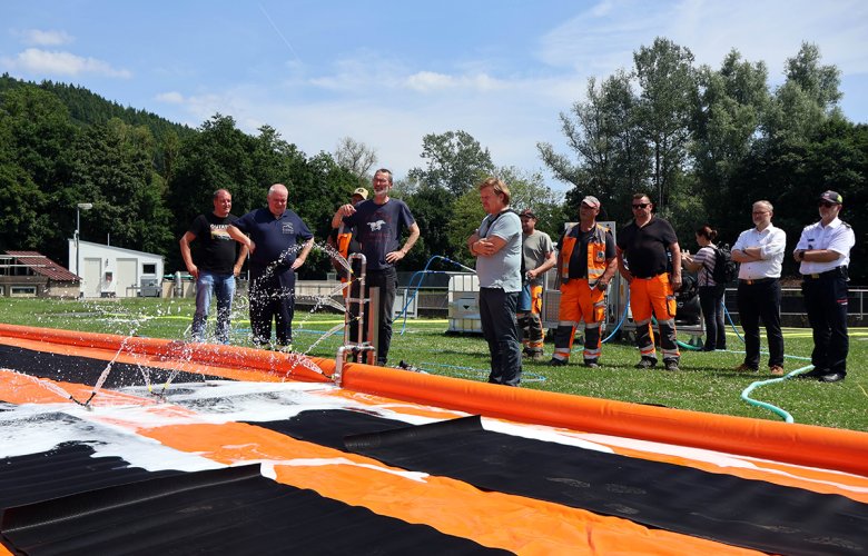 Desinfektionsanlage Bild zeigt, dass in der Desinfektionsanlage können Fahrzeuge desinfiziert werden. Sie fahren durch eine Wanne und werden mit einem Desinfektionsschaum eingesprüht. So soll eine Verbreitung des Virus, das die Tierseuche auslöst, verhindert werden.