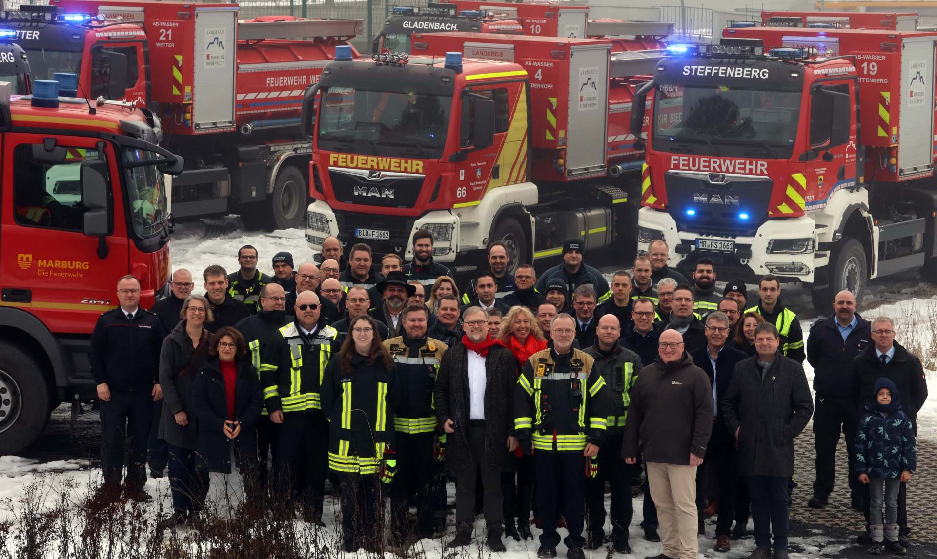 Zufriedene Gesichter in der kommunalen Familie: Der Landkreis Marburg-Biedenkopf hat gemeinsam mit allen 22 kreisangehörigen Kommunen für 2,72 Millionen Euro das Löschwasserkonzept erfolgreich umgesetzt. Der Zeitrahmen wurde um zwölf Monate unterboten, der Kostenrahmen eingehalten. Landrat, Bürgermeisterinnen und Bürgermeister sowie Einsatzkräfte waren bei der offiziellen Vorstellung dabei.