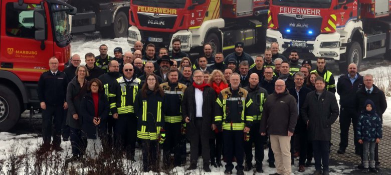 Zufriedene Gesichter in der kommunalen Familie: Der Landkreis Marburg-Biedenkopf hat gemeinsam mit allen 22 kreisangehörigen Kommunen für 2,72 Millionen Euro das Löschwasserkonzept erfolgreich umgesetzt. Der Zeitrahmen wurde um zwölf Monate unterboten, der Kostenrahmen eingehalten. Landrat, Bürgermeisterinnen und Bürgermeister sowie Einsatzkräfte waren bei der offiziellen Vorstellung dabei.