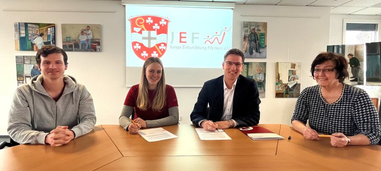 Jannis Gerling, Maren Jöst, Bürgermeister Carsten Laukel und Claudia Meyer-Bairam