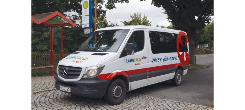 Bürgerbus steht an Haltetselle Lahntal Caldern