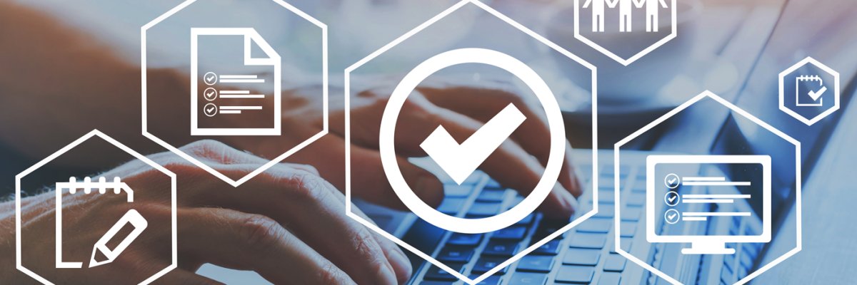 Hände auf Computertastatur, weiße Icons im Vordergrund