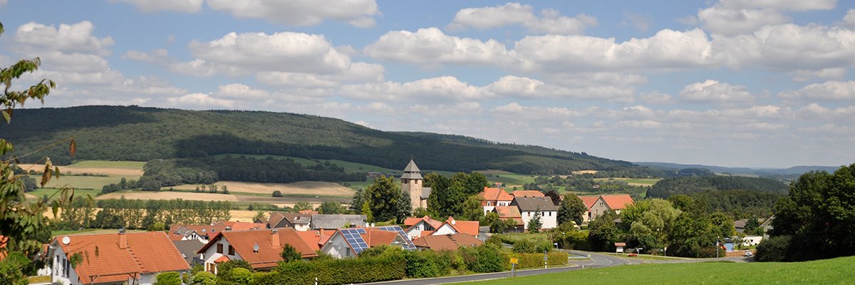 Blick auf die Nikolaikirche und Dorf