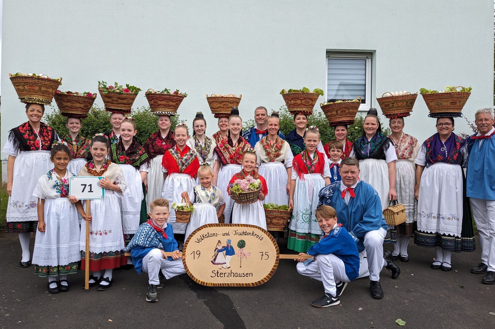 Volkstanz- und Trachtenkreis Sterzhausen Gruppenbild Volkstanz- und Trachtenkreis Sterzhausen